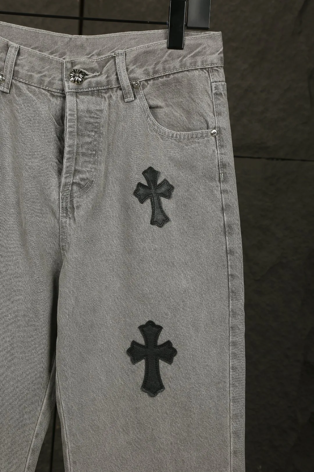 P230 Actual photo [High quality] Code: 25026# Color: washed gray Size: S/28 to Fermentation wash and soft color fixation, soft and thick to wear. Details are all hand-polished and made with craftsmanship. All-over jacquard fabric has a unique design style. Multiple processes have been used to create a full retro feel. A niche and unique non-contrast shirt. Customized distressed spray-painted buttons. Every detail is crafted with craftsmanship.